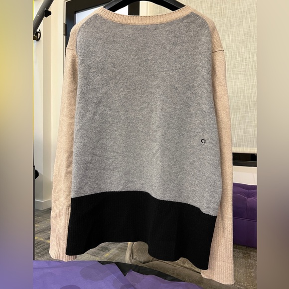 100% Cashmere Chinti & Parker Relaxed Colorblock Crew. L. Beige, Gray, Black. - Picture 4 of 13